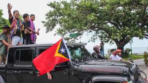 Os pugilistas Délio Anzaqeci (2-E) e Daniel Belo (D), à chegada de Bali, Indonésia, ao aeroporto internacional de Díli, após terem vencido o Holywings Sport Night (HSN), em Díli, Timor Leste, 13 de fevereiro de 2025. ISABEL MARISA SERAFIM/LUSA