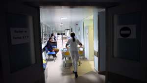 Uma enfermeira transporta uma cama com uma grávida na maternidade do Hospital Dr. José Maria Grande, hoje visitado pela ministra da Saúde, Ana Paula Martins (ausente na imagem). Portalegre, 30 de janeiro de 2025. NUNO VEIGA/LUSA