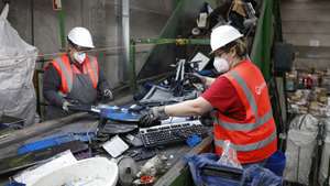 Funcionárias da Veolia fazem a gestão de equipamentos elétricos, especialmente pequenos aparelhos em fim de vida, no Centro Operacional de Resíduos da empresa em Santo Antão do Tojal, Loures, 27 de outubro de 2023. O Eletrão promove um conjunto de visitas para mostrar o que acontece aos resíduos depois de serem entregues para reciclagem, sejam embalagens, pilhas ou equipamentos eléctricos usados. ANTÓNIO PEDRO SANTOS/LUSA
