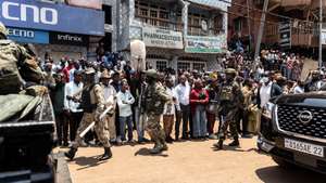 epa11928112 Onlookers watch M23 soldiers before the armed group's rally at the Place de l'Independance, in Bukavu, South Kivu province, Democratic Republic of Congo, 27 February 2025. Explosions occurred during a rally held by the M23 armed group attended by hundreds of people, almost two weeks after M23 seized control of Bukavu, the region's second largest city.  EPA/YEONGSHIN MUBAWA