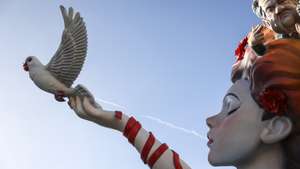 Preparativos do Carnaval de Torres Vedras, que este ano assinala os 50 anos do 25 de Abril, em Torres Vedras, 26 de fevereiro de 2025. (ACOMPANHA TEXTO DE 28 DE FEVEREIRO DE 2025) MIGUEL A. LOPES/LUSA