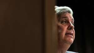 O governador do Banco de Portugal, Mário Centeno, usa da palavra na sessão de encerramento do Fórum Banca 2025, organizado pelo Jornal Económico, e que junta representantes de bancos nacionais, decisores políticos, dos setores dos seguros e das 'fintechs' para fazer o "raio-x" da banca e projetar o futuro do setor, num hotel em Lisboa, 12 de março de 2025. TIAGO PETINGA/LUSA