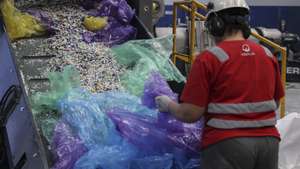 Uma funcionária faz a seleção de plásticos para reciclagem na empresa “Micronipol Becomes Veolia” em Freixianda, durante o Electrão Open Day sobre o tratamento de resíduos para reciclagem, embalagens, pilhas ou equipamentos elétricos usados, em Ourém, 14 de março de 2025. (ACOMPANHA TEXTO DA LUSA DO DIA 15 DE MARÇO DE 2025). MIGUEL A. LOPES/LUSA