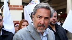 Miguel Castro (C), cabeça de lista às eleições legislativas regionais da Madeira pelo Chega, fala aos jornalistas, esta manhã durante uma ação de campanha com a visita ao Mercado dos Lavradores, no Funchal, 12 de março de 2025, HOMEM DE GOUVEIA/LUSA