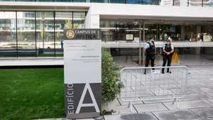 Agentes da Polícia de Segurança Pública (PSP), aguardam no exterior do Campus de Justiça, durante o julgamento do processo BES/GES, em Lisboa, 16 de outubro de 2024. ANTÓNIO PEDRO SANTOS/LUSA