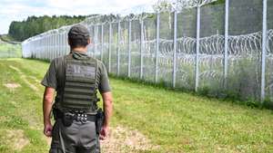 epa11455652 A border guard stands at fortifications at the checkpoint in Padvarionys, during the visit of Polish Defense Minister Kosiniak-Kamysz, near the border to Belarus, in Padvarionys, Lithuania 03 July 2024. Minister Wladyslaw Kosiniak-Kamysz paid a one-day visit to Lithuania.  EPA/Valdemar Doveiko POLAND OUT