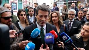 O presidente do Chega, André Ventura, fala com os jornalistas durante contacto com comerciantes que "têm sofrido com sucessivos assaltos e onda de violência", Lisboa, 18 de março de 2025. JOÃO RELVAS/LUSA