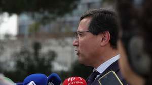 O presidente da Associação Portuguesa de Hospitalização Privada (APHP), Óscar Gaspar, fala aos jornalistas no dia da greve dos enfermeiros da hospitalização privada, em Lisboa, 16 de março de 2023. Convocada pelo Sindicato dos Enfermeiros Portugueses (SEP), é a primeira greve dos enfermeiros que exercem funções nas instituições abrangidas pela Associação Portuguesa da Hospitalização Privada (APHP). Em causa estão: as 35 horas semanais e a regulação dos horários de trabalho; o acréscimo remuneratório mensal para quem trabalha por turnos; o pagamento do regime de prevenção; o aumento da compensação das chamadas horas penosas (trabalhadas em noites, fins-de-semana e feriados); o aumento salarial em 10% para todos os enfermeiros e aumento do subsídio de refeição; e 25 dias úteis de férias. TIAGO PETINGA/LUSA