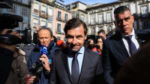 O presidente do FC Porto André Villas-Boas (C) à chegada ao Tribunal São João Novo no Porto para o julgamento da "Operação Pretoriano", 20 de março de 2025. O processo tem como arguidos Fernando Madureira, ex-líder dos Super Dragões, Sandra Madureira, Vítor Catão e ainda mais nove arguidos, acusados de crimes alegadamente cometidos numa Assembleia-Geral do FC Porto. JOSÉ COELHO/LUSA