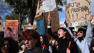 Estudantes participam na manifestação nacional do ensino superior exigindo a gratuitidade das propinas, mais e melhores residências públicas, bolsas para todos os que delas necessitem, uma gestão democrática das escolas e faculdades, em Lisboa, 24 de março de 2025. MIGUEL A. LOPES/LUSA