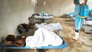 Desinfeção da sala de internamento na localidade de Luinha, na comuna da Canhoca na província do Kwanza Norte, sujeita a cerca sanitária devido a um surto de cólera, Luinha, Angola, 20 de março de 2025.  (ACOMPANHA TEXTO DE 22-03-2025)  AMPE ROGÉRIO/LUSA