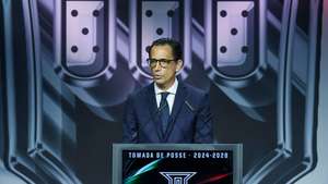 O novo presidente da Federação Portuguesa de Futebol (FPF), Pedro Proença, discursa na cerimónia de tomada de posse dos novos órgãos sociais da FPF, na Cidade do Futebol, em Oeiras, 24 de fevereiro de 2025. Pedro Proença assume hoje a presidência da Federação Portuguesa de Futebol para o quadriénio 2024-2028, sucedendo a Fernando Gomes. MANUEL DE ALMEIDA/LUSA