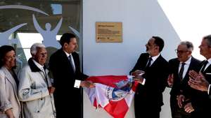 O primeiro-ministro, Luís Montenegro (C-E), e o presidente da Câmara Municipal de Santa Maria da Feira, Amadeu Albergaria (C-D), descerram a placa de inauguração da Unidade de Saúde Familiar (USF) "Sem Fronteiras" de São Paio de Oleiros, no âmbito da deslocação em que inaugurou três USF no concelho de Santa Maria da Feira, 31 de março de 2025. PAULO NOVAIS/LUSA