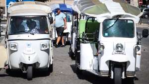 Tuk-tuks estacionados na Praça da Figueira, em Lisboa, 06 de agosto de 2024. Baixa. Turismo. Tuk-tuk. ANTÓNIO PEDRO SANTOS/LUSA