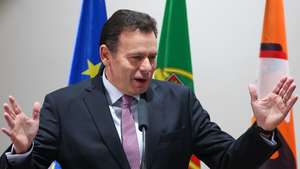 O presidente do Partido Social Democrata (PSD), Luís Montenegro, intervém durante a reunião do Conselho Nacional extraordinário do partido realizada para discussão e aprovação da coligação eleitoral para as eleições legislativas de 18 de maio de 2025, em Lisboa, 26 de março de 2025. ANTÓNIO COTRIM/LUSA