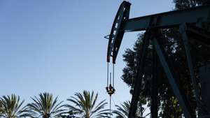 epa10826253 An oil pump jack operates in Signal Hill, California, USA, 28 August 2023. Officials worry that US oil prices could rise as Tropical Storm Idalia heads toward the United States in the next days.  EPA/CAROLINE BREHMAN