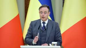 epa12017965 Belgian Prime Minister Bart De Wever speaks at a joint press conference with Ukrainian President Volodymyr Zelensky after their meeting in Kyiv, Ukraine, 08 April 2025. Bart De Wever is on an official visit to Ukraine, amid the Russian invasion.  EPA/SERGEY DOLZHENKO