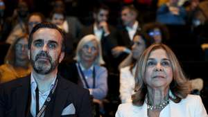A ministra da Saúde, Ana Paula Martins (D), ladeada pelo bastonário da Ordem dos Médicos, Carlos Cortes (E), participa no encerramento do 27.º Congresso Nacional da Ordem dos Médicos, em Lisboa, 23 de novembro de 2024. FILIPE AMORIM/LUSA