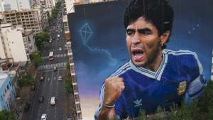 epa10273256 A mural in honor of Diego Armando Maradona made by Martin Ron, in Buenos Aires, Argentina, 28 October 2022 (issued 29 October 2022). The death of Diego Armando Maradona led to countless tributes throughout Argentina. His figure appears on altars, popular shrines and street paintings, and now by two hyper-realistic murals by Argentinian visual artist Martin Ron.  EPA/Juan Ignacio Roncoroni