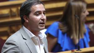 O deputado do PSD, Alexandre Poço, intervém durante o debate de urgência, requerido pela Iniciativa Liberal (IL), sobre "Jornada Mundial da Juventude", na Assembleia da República, em Lisboa, 04 de julho de 2023. ANTÓNIO COTRIM/LUSA