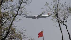 epa12034262 An Air China Boeing airplane approaches Beijing Capital International Airport in Beijing, China, 16 April 2025.  EPA/ANDRES MARTINEZ CASARES