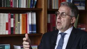 O novo bastonário eleito da Ordem dos Advogados, João Massano, em entrevista à agência Lusa, em Lisboa, 14 de abril de 2025. O novo bastonário dos advogados quer instituir previsibilidade no pagamento aos advogados oficiosos, propondo a definição de um calendário mensal, e quer nova revisão dos Estatutos da Ordem, nomeadamente no que diz respeito ao pagamento dos estágios. (ACOMPANHA TEXTO DA LUSA DO DIA 21 DE ABRIL DE 2025). ANTÓNIO COTRIM/LUSA