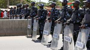 Membros da Polícia angolana escoltam os participantes na marcha da cidadania "Por uma Angola Livre da Fome", que contou com presença militantes e simpatizante da Frente Patriótica Unida (FPU), e da Casa-Ce, em Luanda, Angola, 23 de novembro de 2024. AMPE ROGÉRIO/LUSA