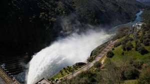 Descarga de água na barragem de Castelo de Bode, no Rio Zêzere, em Tomar, 25 de março de 2025. A barragem do Castelo de Bode atingiu níveis próximos da sua capacidade máxima, ultrapassando os 95% de armazenamento estando a ser realizadas descargas controladas que  leva ao aumento dos caudais do rio Tejo e afluentes. PAULO CUNHA/LUSA