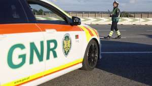 Um agente da Guarda Nacional Republicana (GNR), durante uma ação de fiscalização no âmbito da campanha “Festas MAIs Seguras”, nas portagens do Pinhal Novo, em Setúbal, 30 de dezembro de 2024. ANTÓNIO PEDRO SANTOS/LUSA