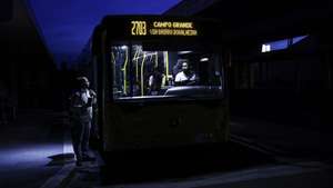 Um passageiro apanha um autocarro no Campo Grande às escuras devido ao apagão que afeta Portugal de Norte a Sul e outros países europeus, em Lisboa, 28 de abril de 2025. O Governo criou um grupo de trabalho para acompanhar o apagão que afeta Portugal de Norte a Sul e outros países europeus e aponta que o problema “terá tido origem” fora de Portugal. ANTÓNIO PEDRO SANTOS/LUSA
