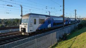Um comboio da Fertagus à chegada à Estação Ferroviária do Pragal, em Almada, 14 de janeiro de 2025. A presidente da câmara municipal de Almada, Inês Medeiros fez esta manhã uma declaração sobre os constrangimentos apontados por vários utentes em horas de ponta na linha da Fertagus e particularmente na estação do Pragal. RUI MINDERICO/LUSA