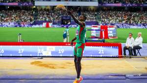 O atleta Pedro Pichardo, festeja após conquistar hoje a medalha de prata no triplo salto em Paris2024 e aumentou para três os ‘metais’ conquistados por portugueses na presente edição dos Jogos, tornando-se no sexto luso a subir duas vezes a pódios olímpicos, Paris, França, 09 de agosto de 2024. Pichardo assegurou hoje a prata em Paris2024 com 17,84 metros, que conseguiu duas vezes, a dois centímetros do espanhol Jordan Díaz (17,86), que lhe sucede depois de já o ter batido nos Europeus Roma2024, enquanto a medalha de bronze foi arrebatada pelo italiano Andy Díaz, com 17,64. JOSÉ SENA GOULÃO/LUSA