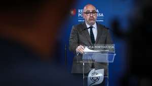 O ministro das Infraestruturas e Habitação, Miguel Pinto Luz, usa da palavra durante uma conferência de imprensa sobre as greves na CP – Comboios de Portugal, em Lisboa, 06 de maio de 2025. RODRIGO ANTUNES/LUSA