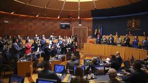 Votação favorável da moção de confiança da apreciação do Programa do XVI Governo Regional da Madeira, pelos partidos, PSD/M, CDS/PP, na Assembleia Legislativa da Madeira, Funchal, 8 de maio de 2025. A Assembleia Legislativa da Madeira aprovou hoje o Programa do XVI Governo Regional para o período 2025-2029, apenas com os votos favoráveis da maioria PSD/CDS-PP. HOMEM DE GOUVEIA/LUSA