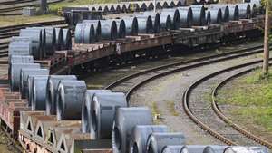 epa12022783 Steel is transported on wagons at the Thyssenkrupp steelworks in Duisburg, Germany, 10 April 2025. US President Trump on 09 April has paused for 90 days the implementation of higher tariffs announced on 02 April for most countries, except China whose tariff has increased to 125 percent.  EPA/CHRISTOPHER NEUNDORF