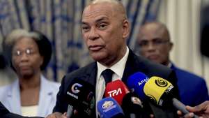O líder da UNITA, Adalberto Costa Júnior, fala aos jornalistas após o encontro com o Presidente angolano, João Lourenço (» ausente na fotografia), no Palácio Presidencial em Luanda, Angola, 13 de maio de 2025. AMPE ROGÉRIO/LUSA