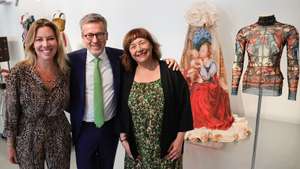 Carlos Moedas, presidente da Câmara Municipal de Lisboa, acompanhado por Rita Sousa Tavares (E) e pela diretora da ARCO, Maribel Lopez (D), durante a apresentação à imprensa da feira ARCOlisboa 2025, no Museu do Design, Lisboa,19 de maio de 2025.    MANUEL DE ALMEIDA/LUSA