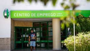 Um homem à entrada para um Centro de Emprego, em Lisboa, 12 de agosto de 2024. Trabalho. Emprego. Desemprego. ANTÓNIO PEDRO SANTOS/LUSA