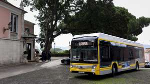 Um autocarro da Carris à chegada ao Palácio de Belém, transporta os membros do Governo para participarem na cerimónia de apresentação dos cumprimentos de Natal do Governo ao Presidente da República, no Palácio de Belém em Lisboa, 18 de dezembro de 2024. FILIPE AMORIM/LUSA