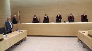 epa08443888 (L-R) Plaintiff Herbert Gilbert and the judges of the German Federal Court, Dr. Stefanie Roloff, Vera von Pentz, Stephan Seiters (Presiding judge), Dr. Christiane Oehler, Dr. Oliver Klein in the German federal court in Karlsruhe, Germany, 25 May 2020. The German federal court (Bundesgerichtshof, BGH) in Karlsruhe issued a verdict in Volkswagen diesel emissions case, and said a customer can hand back to Volkswagen a car equipped with a diesel engine if the engine contained an illegal cheating device. Customer may also demand a partial refund of the purchasing price.  EPA/Thorsten Gutschalk / POOL *** Local Caption *** 54305844