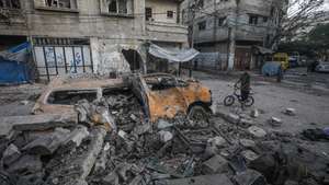 epa12136486 A Palestinian boy looks on to a destroyed car near Al Jerjawi school following Israeli airstrike in the Al Daraj neighbourhood in Gaza City on, 26 May 2025. According to the Palestinian Health Ministry in Gaza over 30 Palestinians were killed in the airstrike in the early hours of the morning. More than 53,900 Palestinians have been killed in the Gaza Strip, according to the Palestinian Ministry of Health, since Israel launched a military campaign in the strip in response to a cross-border attack led by the Palestinian militant group Hamas on 07 October 2023, in which about 1,200 Israelis were killed and more than 250 taken hostage.  EPA/MOHAMMED SABER