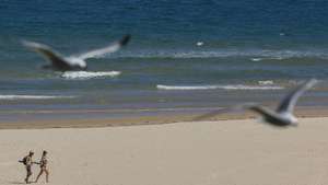 O bom tempo que se começa a sentir no Algarve atrai turistas para as praias do sotavento, Cacela Velha, Vila Real de Santo António, 27 de maio de 2025. LUÍS FORRA/LUSA