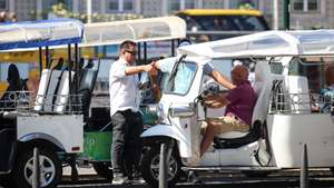 Tuk-tuks estacionados na Praça da Figueira, em Lisboa, 06 de agosto de 2024. Baixa. Turismo. Tuk-tuk. ANTÓNIO PEDRO SANTOS/LUSA