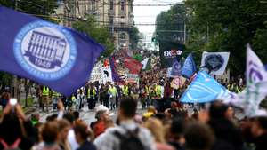 epa12128480 University students march during a rally against new higher education law in Belgrade, Serbia, 23 May 2025. University of Belgrade students staged a protest against proposed changes to higher education legislation and salary structures. Their demands include halting the commercialization of education and initiating early parliamentary elections.  EPA/ANDREJ CUKIC