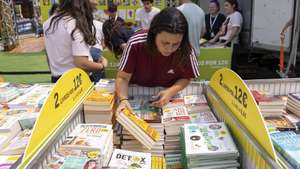 Livreiros fazem os últimos preparativos para a Feira do Livro de Lisboa, que estará aberta ao público entre 04 e 22 de junho, no Parque Eduardo VII, em Lisboa, 03 de junho de 2025. JOSÉ SENA GOULÃO/LUSA