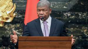 O Presidente de Angola, João Lourenço, intervém na conferência de imprensa conjunta com o Presidente de Moçambique, Daniel Chapo, (ausente da fotografia), após a assinatura de acordos entre os dois países, no Palácio Presidencial, em Luanda, Angola, 16 de maio de 2025. Nesta visita de dois dias, a convite de João Lourenço, com o objetivo de reforçar as relações bilaterais e identificar oportunidades de investimentos e cooperação económica, Daniel Chapo faz-se acompanhar de uma delegação que integra os ministros dos Negócios Estrangeiros e Cooperação, Maria dos Santos Lucas, dos Recursos Minerais e Energia, Estevão Pale, da Economia, Basílio Muhate, e dos Transportes e Logística, João Matlombe, bem como do secretário de Estado do Tesouro e do Orçamento, Amílcar Tivane. AMPE ROGÉRIO/LUSA