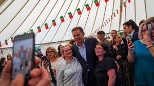 O primeiro-ministro, Luís Montenegro (C), tiram uma fotografia com populares durante um convívio com elementos da comunidade portuguesa de Estugarda, Alemanha, 07 de junho de 2025. O Presidente deslocou-se a este país para assistir à final da Liga das Nações da UEFA, que se disputa amanhã em Munique entre as seleções de Portugal e da Alemanha. NUNO VEIGA/LUSA