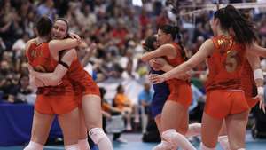 As jogadoras de Portugal festejam a vitória no final do jogo da European Golden League feminina, Portugal vs Eslovénia, realizado no Pavilhão dos Desportos, Vila do Conde, 08 Junho 2025, MANUEL FERNANDO ARAUJO/LUSA