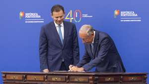 Portuguese President, Marcelo Rebelo de Sousa (R), flanked by Portuguse Prime Minister, Luis Montenegro, signs the Lisbon Declaration during the ceremony commemorating the 40th anniversary of the signing of the Treaty of Accession of Portugal to the European Communities, at the Jerónimos Monastery in Lisbon, June 12, 2025.  JOSE SENA GOULAO/LUSA