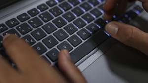 Imprensa online com teclado, 17 de junho de 2025 em Lisboa. TIAGO PETINGA/LUSA